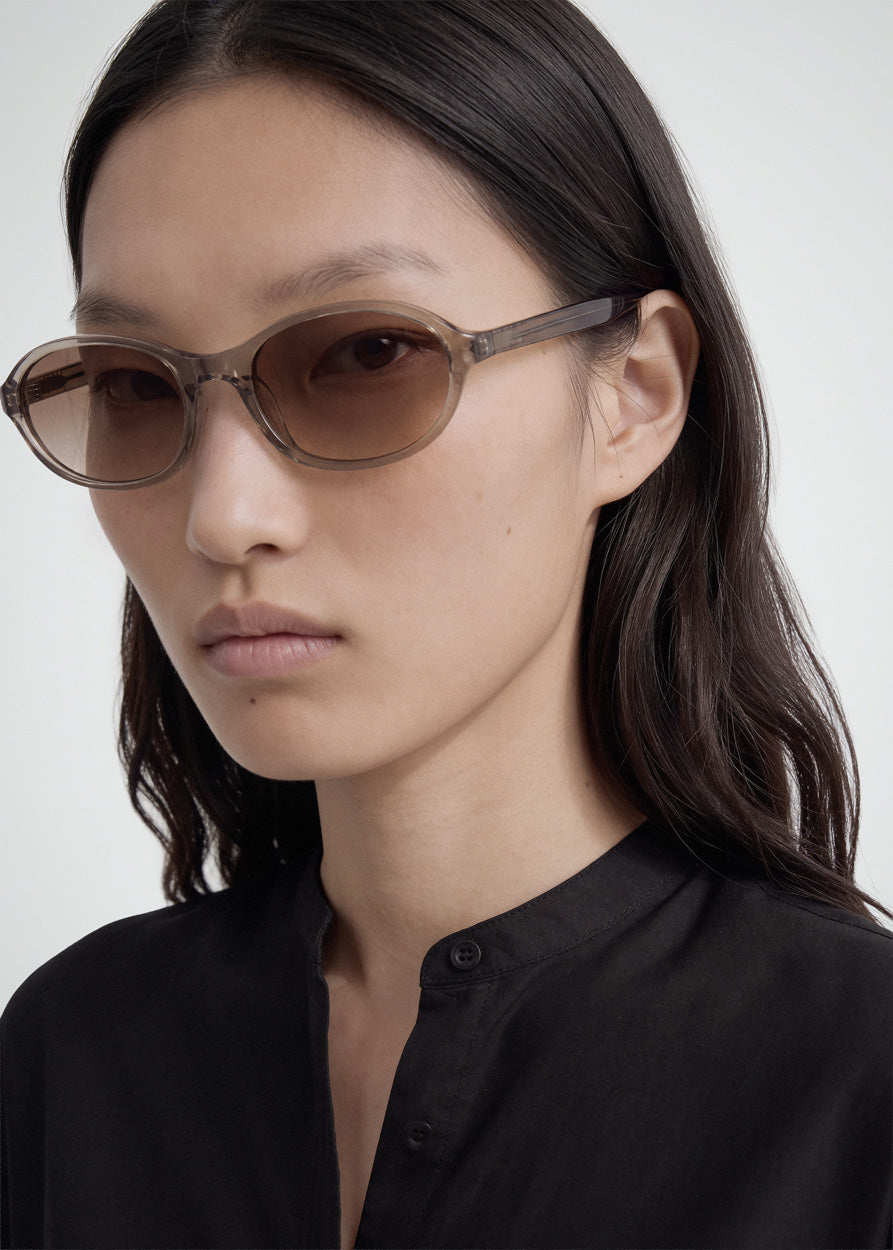 A model wearing Bibi Oyster sunglasses by DMY Studios.