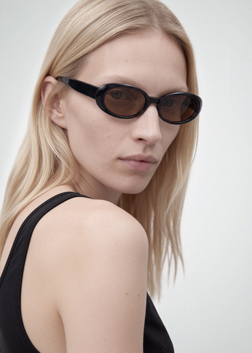 A model wearing Valentina Black sunglasses by DMY Studios.