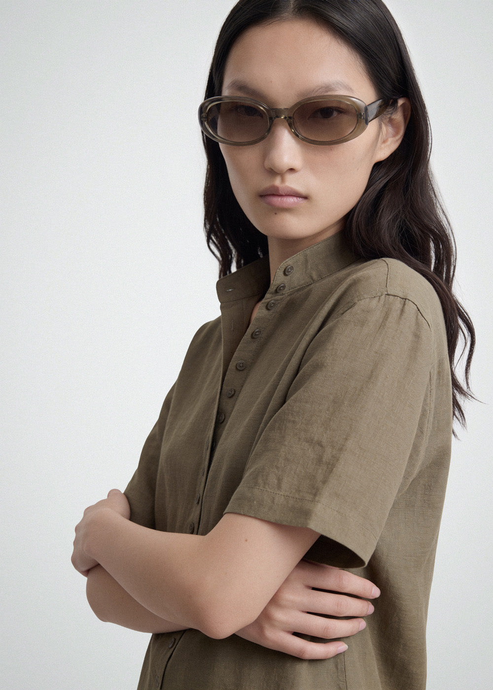 A model wearing Valentina Olive sunglasses by DMY Studios.
